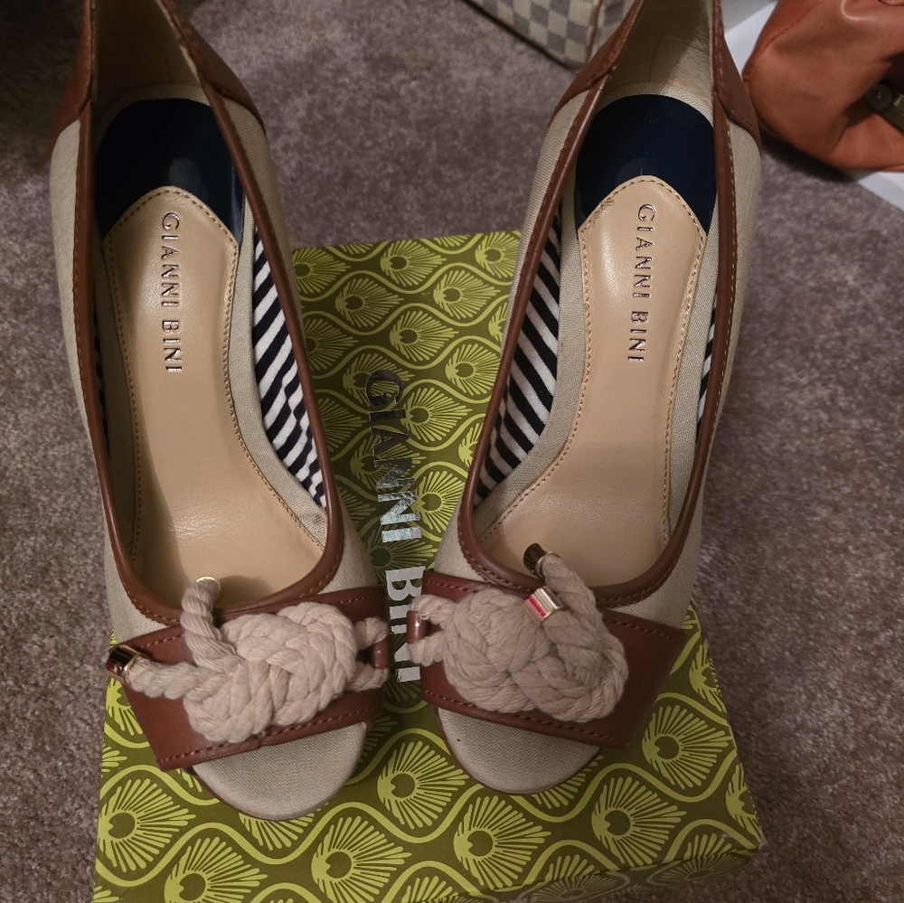 Gianni Bini Brown Flats with Rounded Toe and Decorative Style